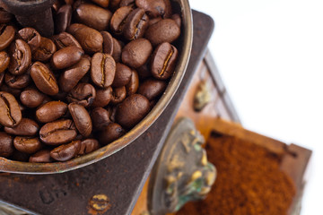 Kaffee. Kaffeebohnen und Kaffeemühle
