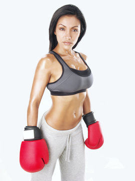 Mujer latina boxeadora en forma.