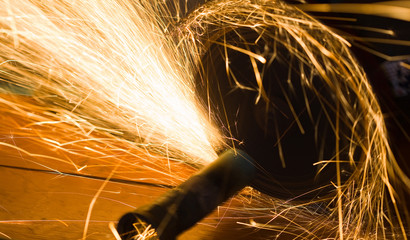 worker cuts a metal pipe