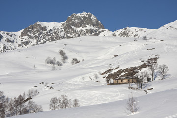 Fototapeta na wymiar Z ośnieżonych schronisk górskich w Alpach