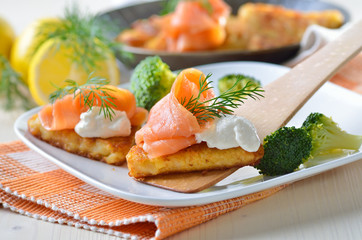 Kartoffelrösti mit Lachs und Sahnemeerrettich