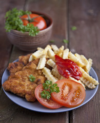Schnitzel mit Pommes Frites paniert