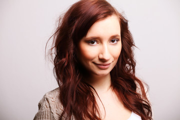 junge frau mit roten haaren hübsch