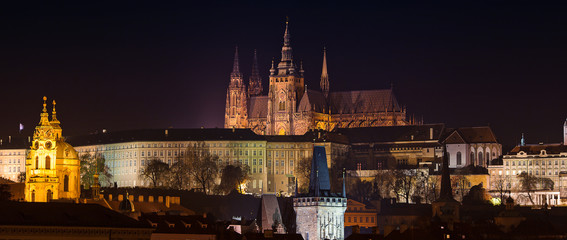Fototapeta na wymiar piękny widok na Zamek Praski w nocy