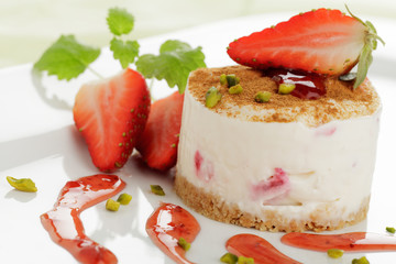 Frischkäsedessert mit Erdbeeren