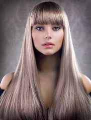Photo sur Plexiglas Salon de coiffure Belle fille aux cheveux blonds. Cheveux longs en bonne santé