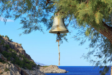 Bell in the Tree © metibeti