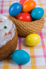 Obraz na płótnie Canvas Easter eggs and cake