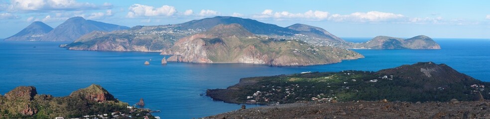 Fototapeta na wymiar Wyspy Liparyjskie widziane z Vulcano, Sycylia, Włochy