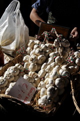 aglio trecce vimini cesto mercato