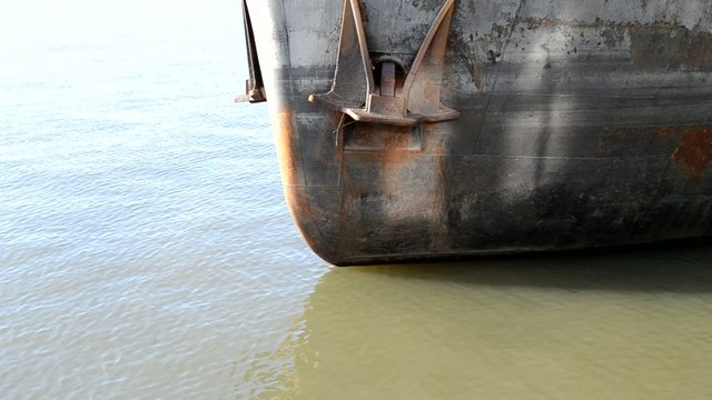 Rostiger Rumpf eines Frachtschiffes mit Klippanker
