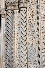 Colonne  e sculture. Cattedrale Palermo