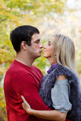 Fototapeta premium Happy pair walks in autumn park