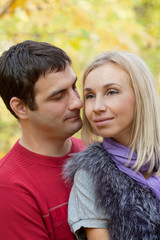 Fototapeta premium Happy pair walks in autumn park
