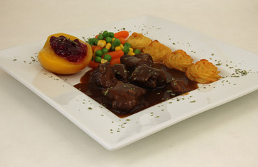 Hirschragout mit Kroketten