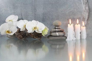 Stilleben, Orchidee mit Kerzen