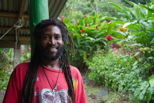 Rastaman von der Insel Dominica in der Karibik