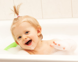 lachendes Kind in der Badewanne