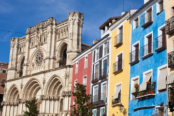 Fototapeta na wymiar Kolorowe elewacje i Katedra w Cuenca, Hiszpania