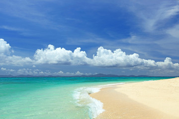 水納島の美しいビーチと白い雲