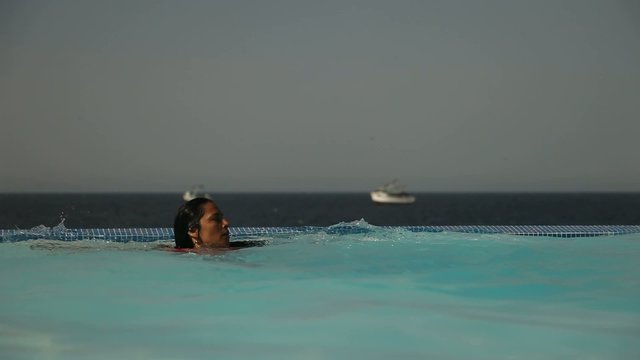 Frau springt im Wasser