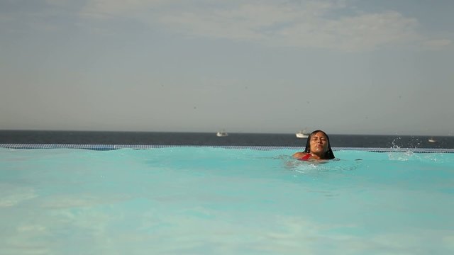 Frau springt im Pool