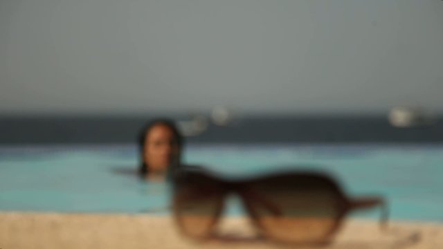 Sonnenbrille / Frau / Pool