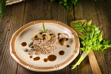 Buchweizen mit Nuß-Creme und  Pilzen