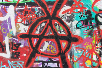 Graffiti Wand mit Arnachie Zeichen bemalt