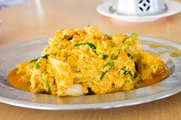 Fried crab in yellow curry