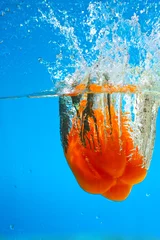 Zelfklevend Fotobehang GELE PEPER SPAT IN WATER © Natalya Glinskaya