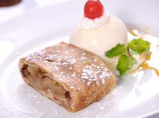 vanilla cream with apple pie