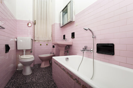 nice pink bathroom, nobody inside