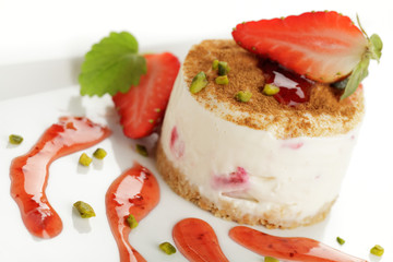 Frischkäsedessert mit Erdbeeren