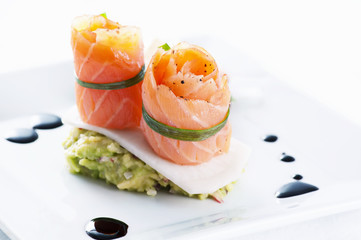 Lachsröllchen mit Avocado creme