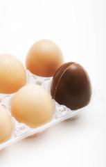 Uova di cioccolato e uova intere Pasqua