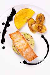 Lachs mit Avocado Tatar