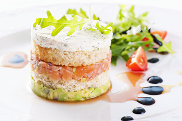 Vorspeise mit Lachs und Avocado