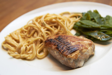 Wildlachs mit Spaghetti und Zuckerschoten