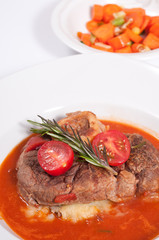 Geschmorte Kalbshachsen mit Tomaten und Rosmarin