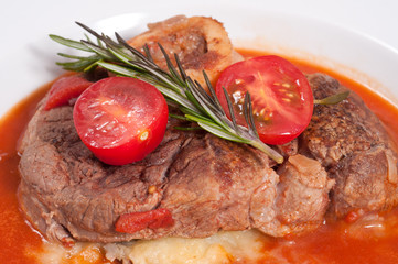 Ossobuco mit Tomaten und Rosmarin