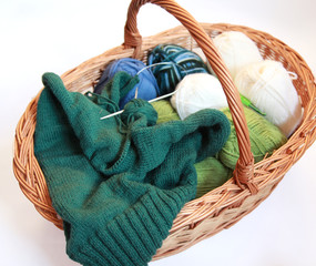Basket with knitting thread and needles