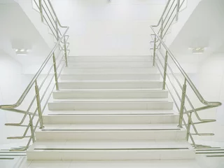 Cercles muraux Escaliers Escalier dans un immeuble moderne