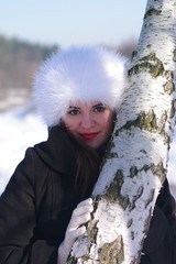 Zima kobieta las brzoza