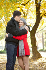 Naklejka premium man kissing girlfriend