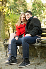 Naklejka premium happy couple sitting on bench