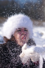 Kobieta zabawa śnieg