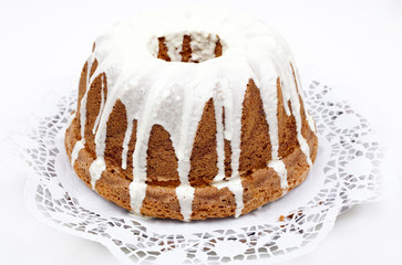Gugelhupf mit Glasur auf Weiß