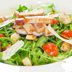 Chicken salad with tomatoes, arugula and bread croutons