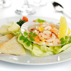 Krabbensalat mit Toast und Butter